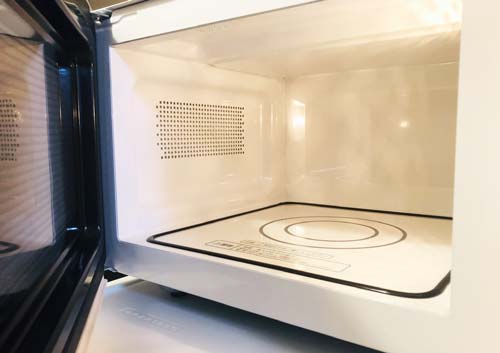 フラットテーブルの電子レンジの写真