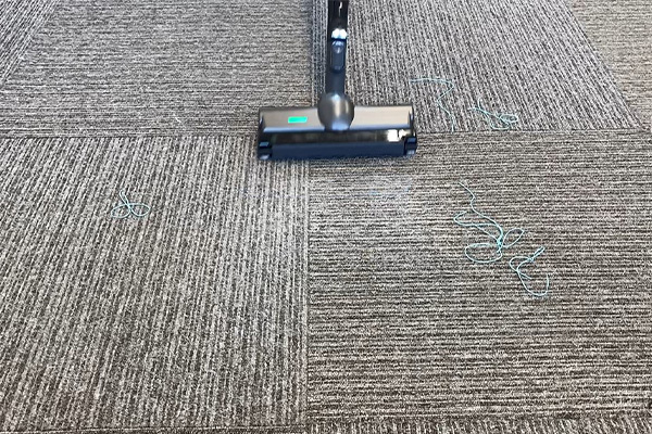 カーペット 糸掃除中