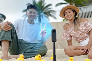 >両手が塞がっていても大丈夫。ジェスチャー&音声操作