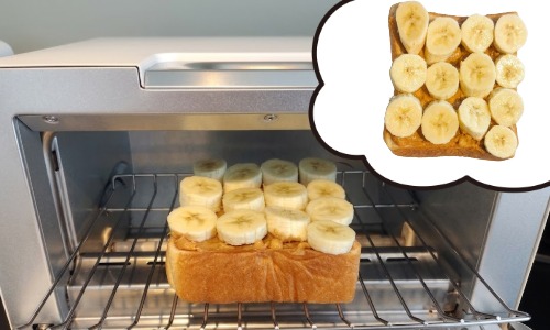 食パンにピーナッツバターとバナナをのせた状態